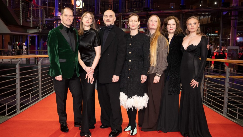 © berlinale_photographers for the Competition 2026 are: Ali Ghandtschi, Dirk Michael Deckbar, Richard Hübner, Alexander Janetzko, Sandra Weller